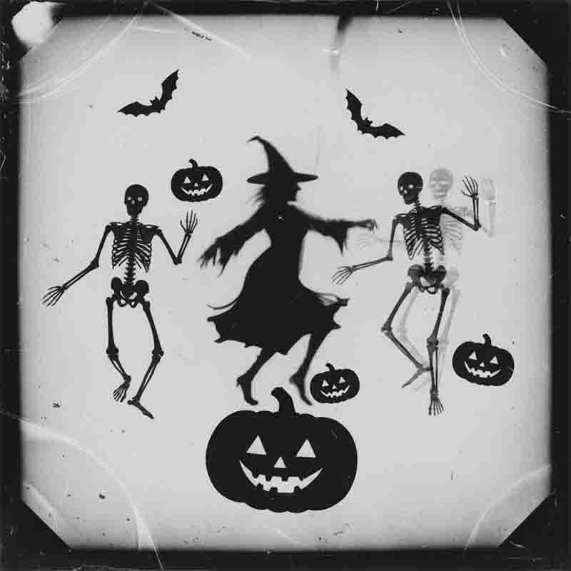Eine Schwarz-Weiß-Grafik im Stil einer alten, beschädigten Fotografie, die eine lebhafte Halloween-Szene darstellt. Eine Silhouette einer Hexe mit Hut und fließendem Kleid tanzt in der Mitte.