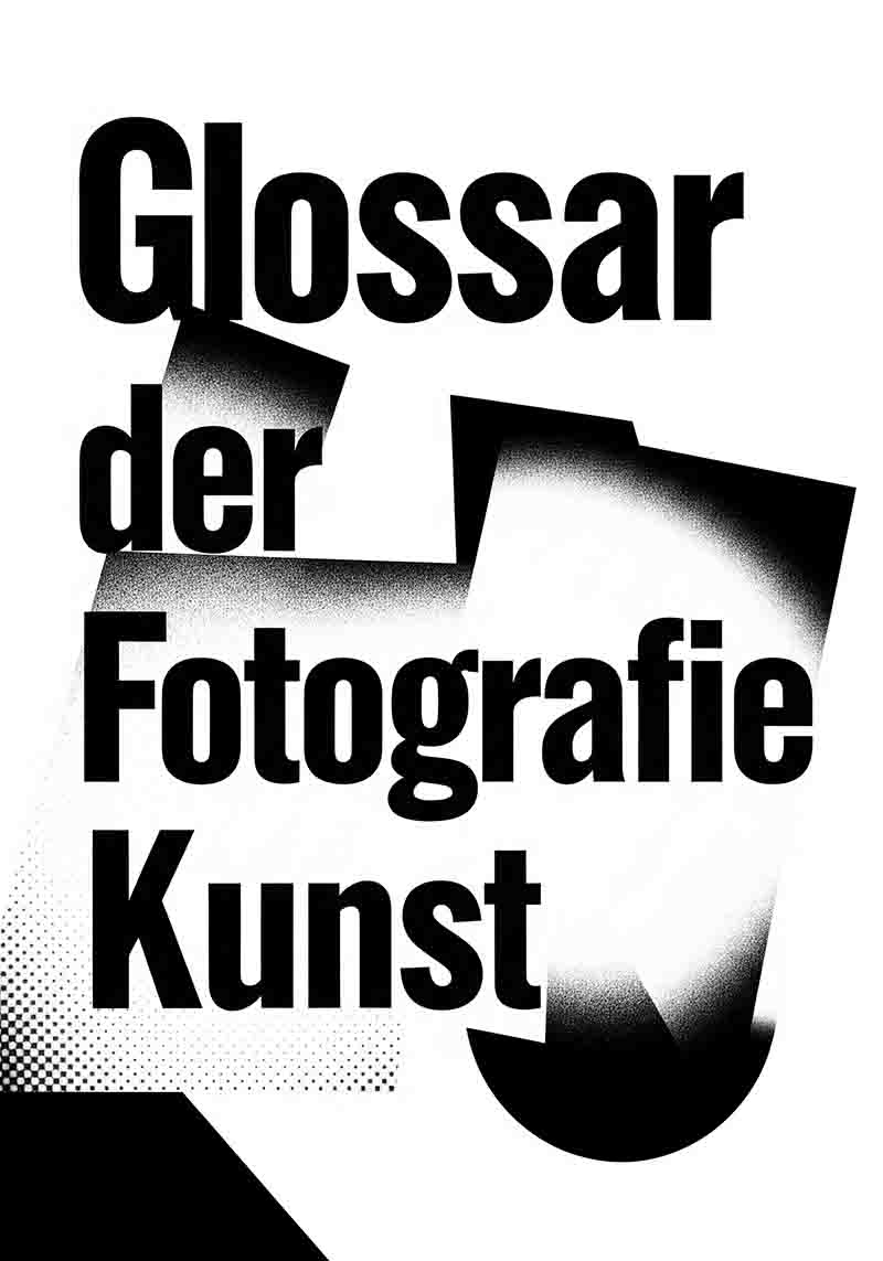 Ein grafisches Bild im Hochformat mit dem schwarzen, fettgedruckten Text „Glossar der Fotografie Kunst“ auf weißem Hintergrund. Die Wörter sind untereinander angeordnet und werden von abstrakten, kantigen schwarzen Formen und Texturverläufen, einschließlich eines Halbtoneffekts, überlagert und durchbrochen, was einen modernen, dekonstruierten Stil erzeugt.