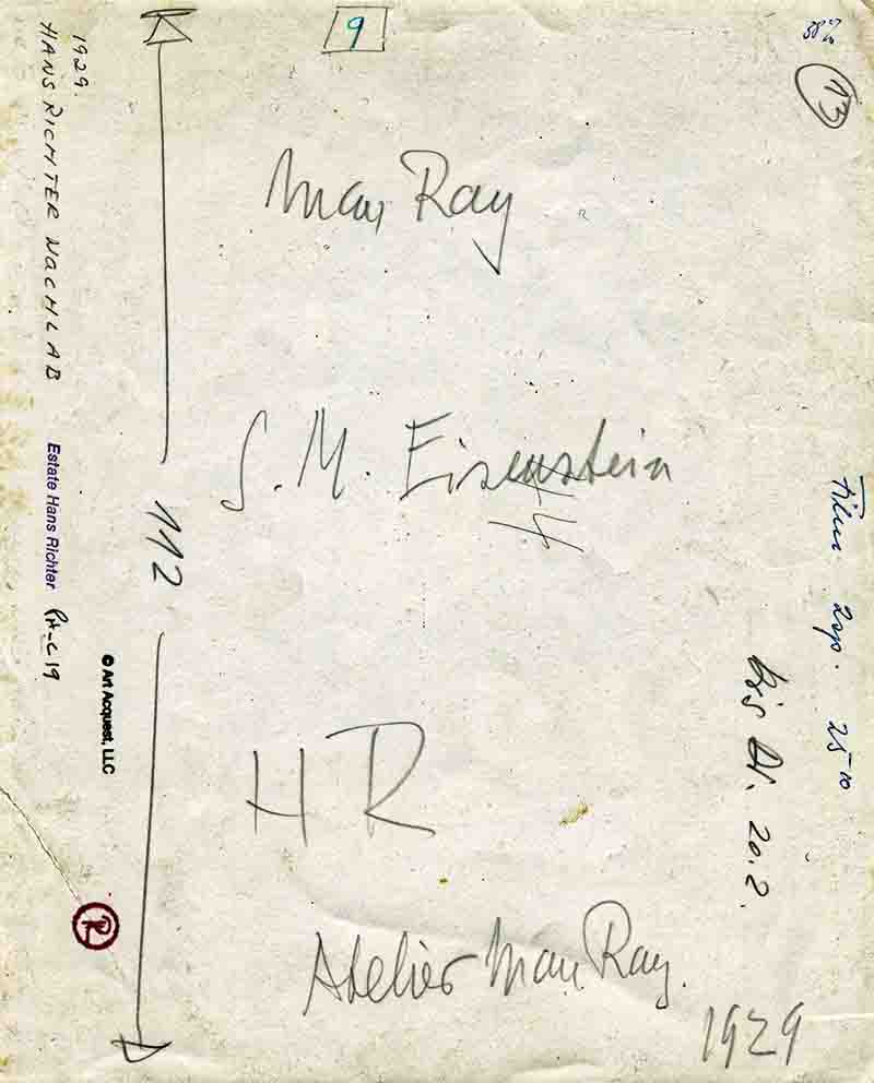 Atelier Man Ray Die Rückseite eines Fotos oder Dokuments aus gebräuntem, leicht zerknittertem Papier mit verschiedenen handschriftlichen Anmerkungen, Stempeln und Copyright-Vermerken in Bleistift und Tinte.